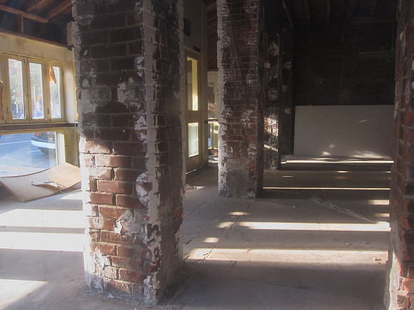 Empty storefront, Yorkville